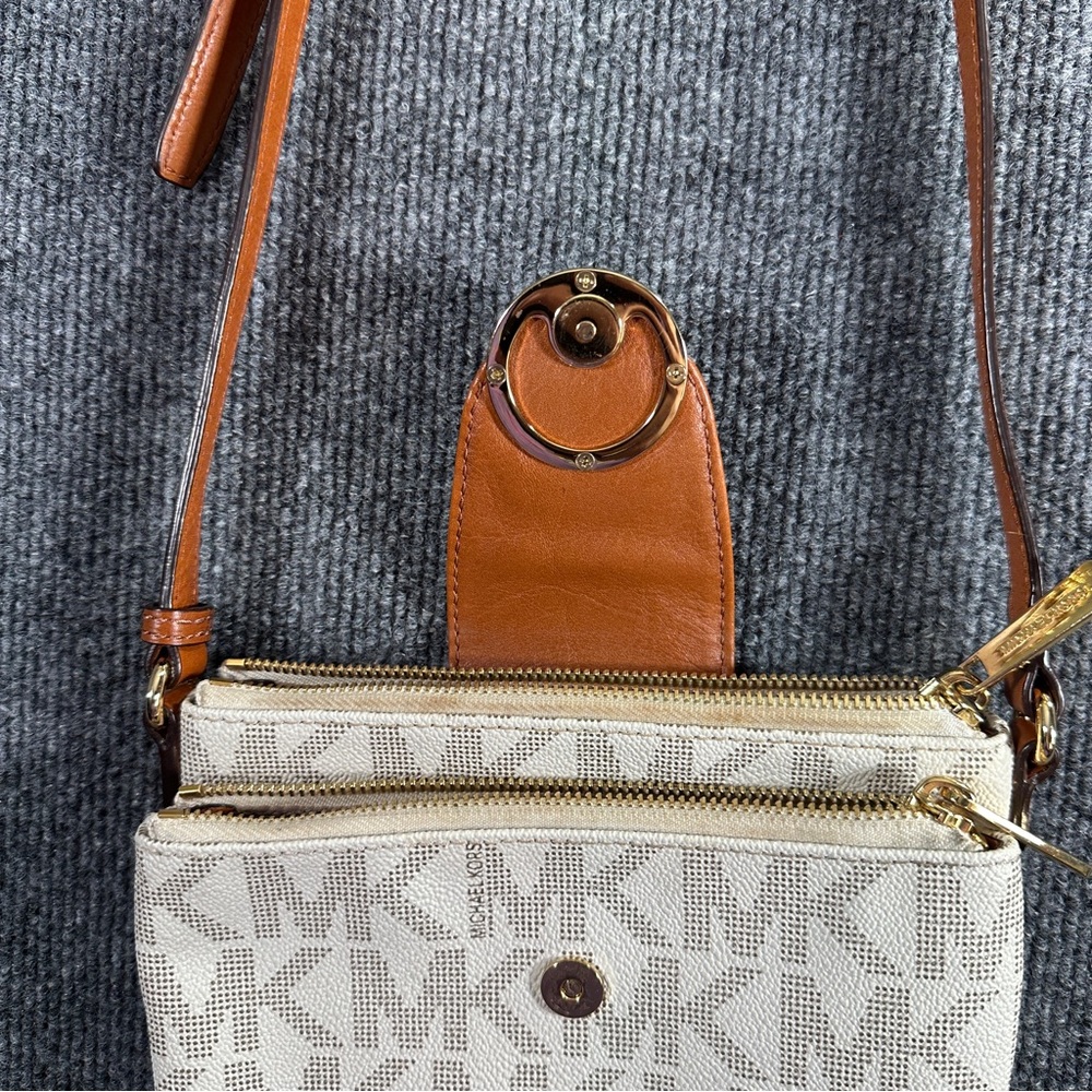 EUC Michael Kors Signature Fulton Logo Crossbody Bag Purse Beige Vanilla - Picture 3 of 7